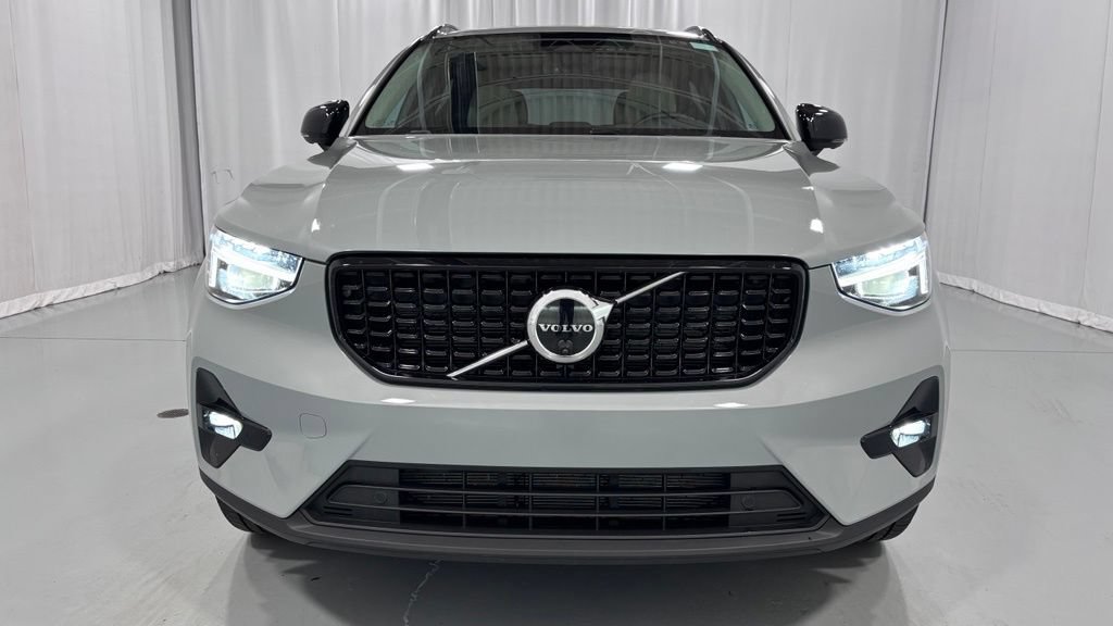 Certified 2026 Volvo XC40 B5 Plus AWD/4WD image 3