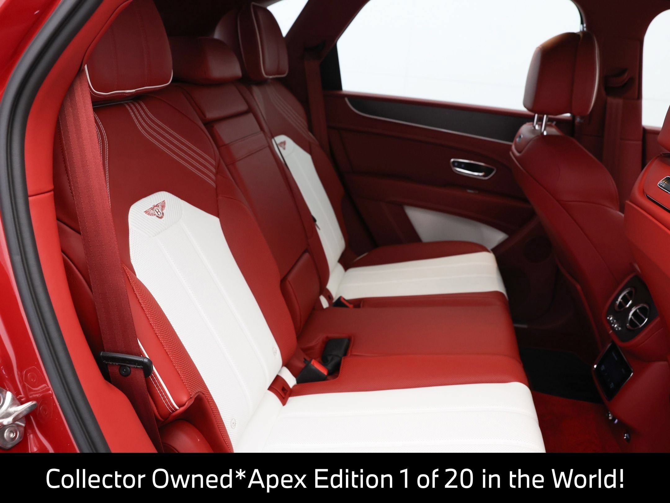 Used 2025 Bentley Bentayga AWD/4WD image 35
