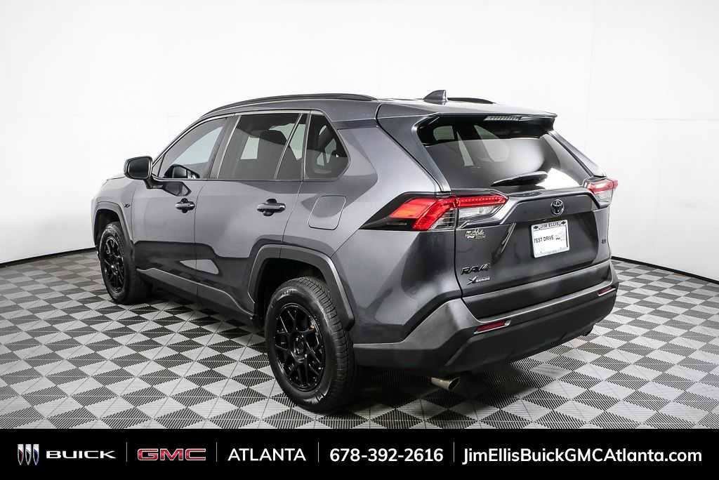 Used 2021 Toyota RAV4 LE image 3