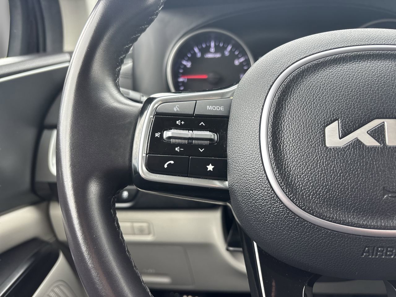 Used 2024 Kia Carnival LX image 27