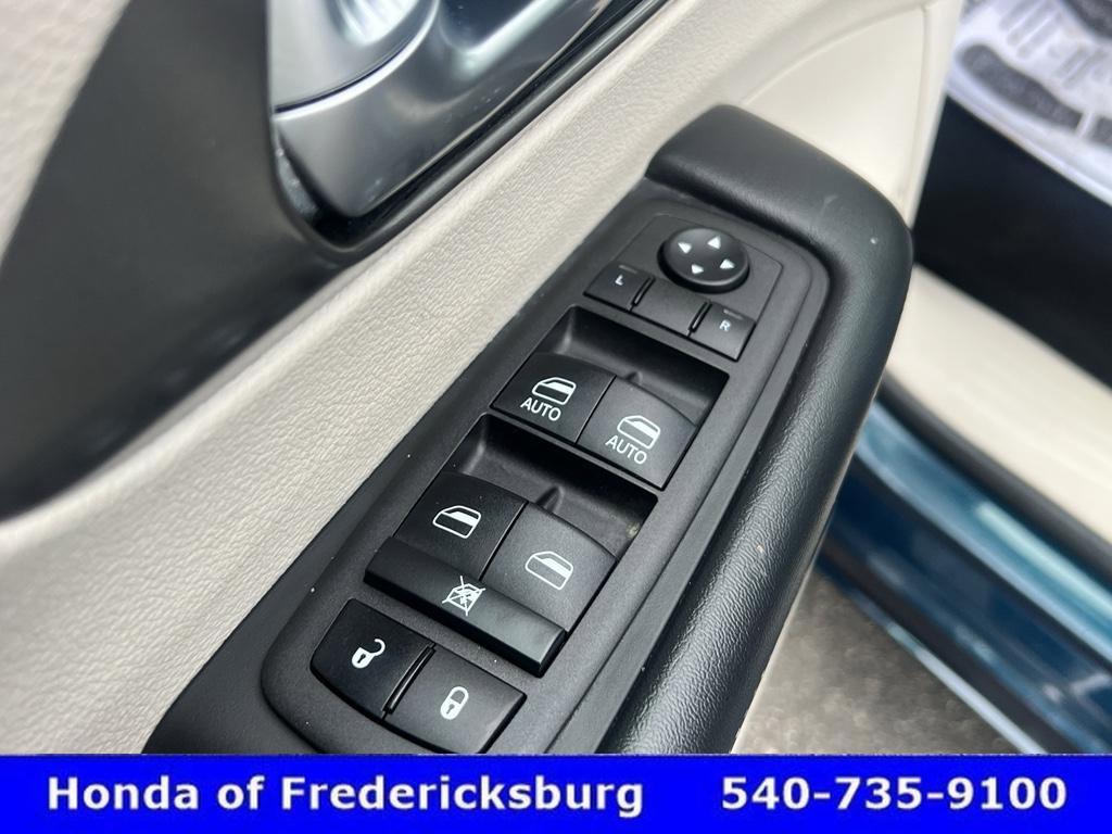 Used 2023 Chrysler Pacifica Touring-L image 16