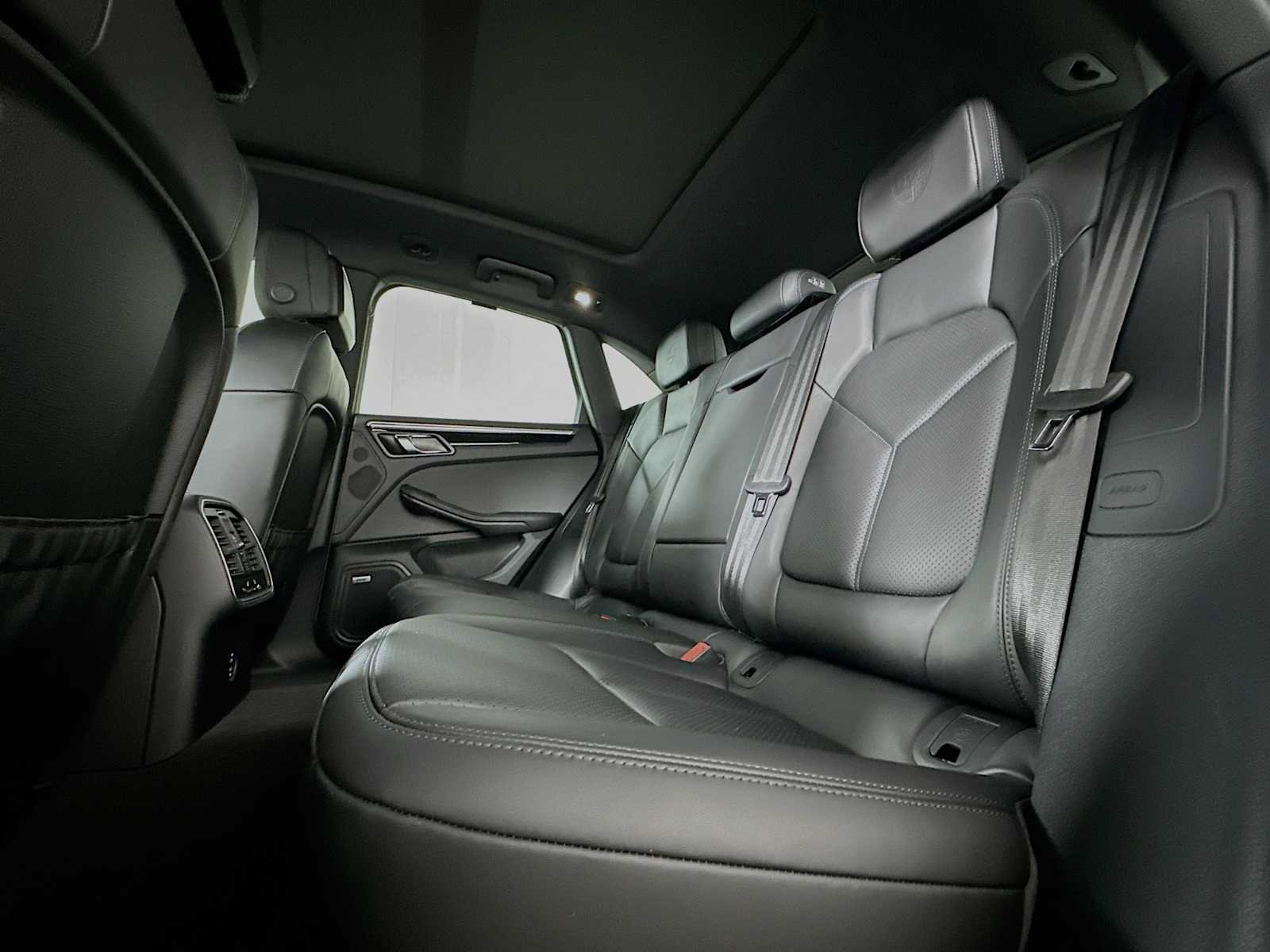 Certified 2025 Porsche Macan AWD/4WD image 23