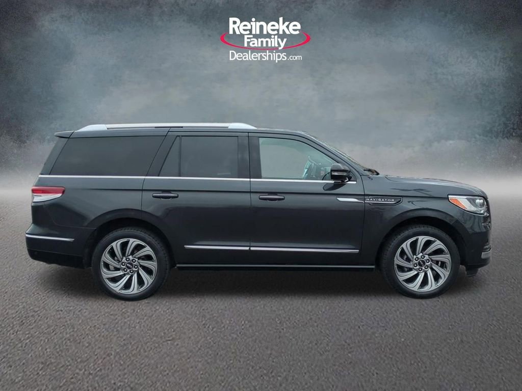 Used 2023 Lincoln Navigator Reserve AWD/4WD image 4
