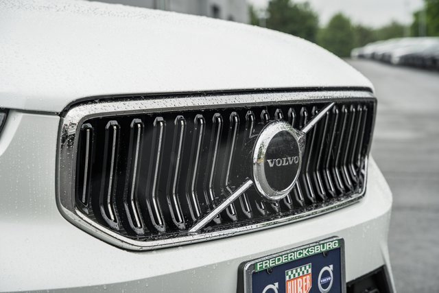 Certified 2025 Volvo XC40 B5 Core w/ Protection Package Premier image 14