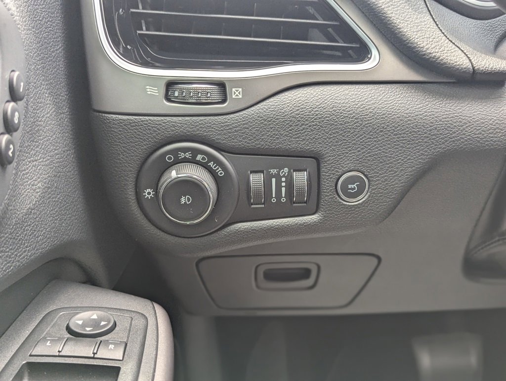 Used 2019 Jeep Cherokee Limited image 37