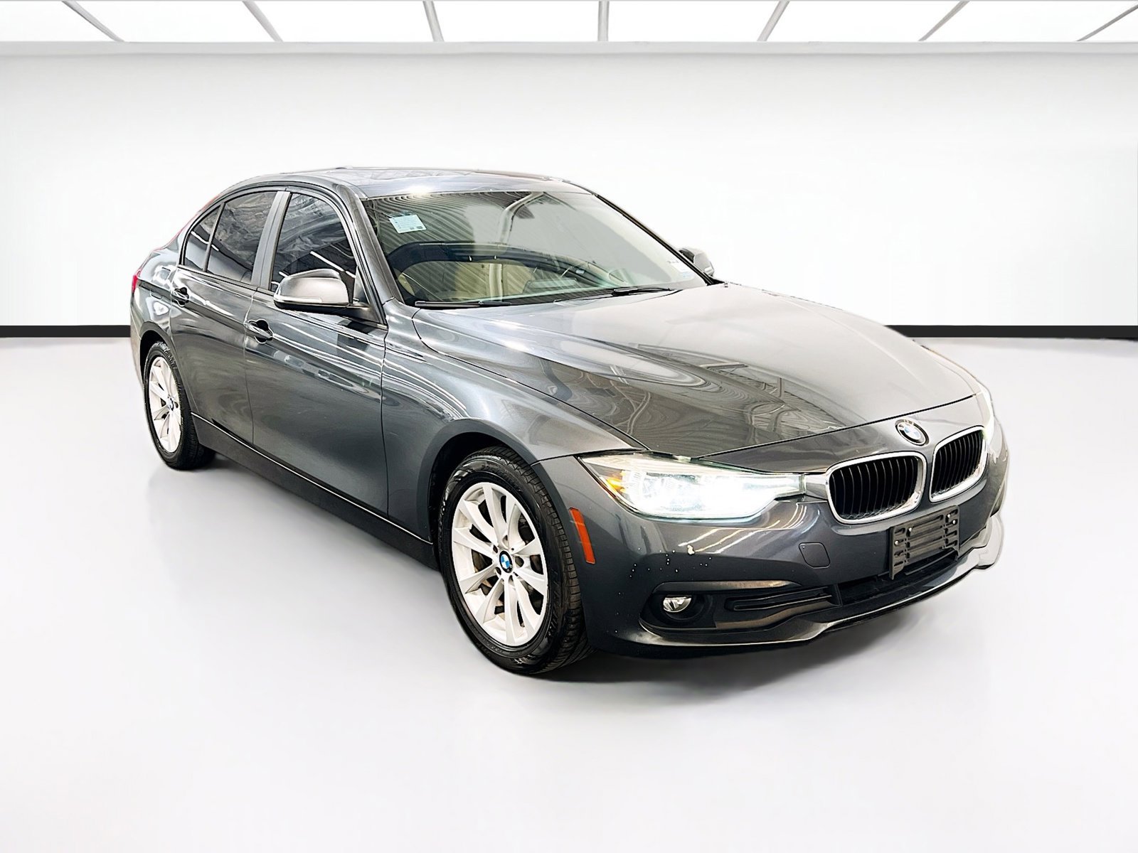 Used 2018 BMW 320i Sedan w/ Convenience Package RWD image 3