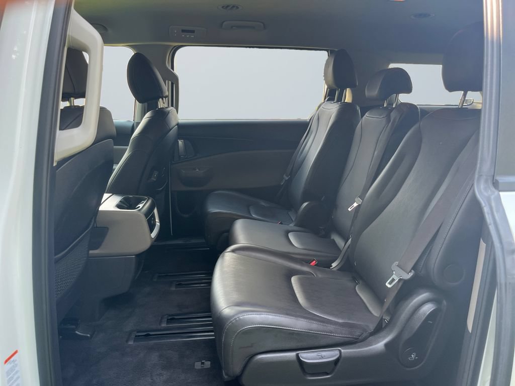 Used 2025 Kia Carnival FWD image 13