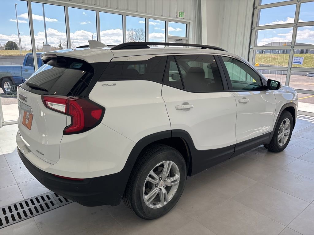 Used 2024 GMC Terrain SLE w/ Driver Convenience Package image 4
