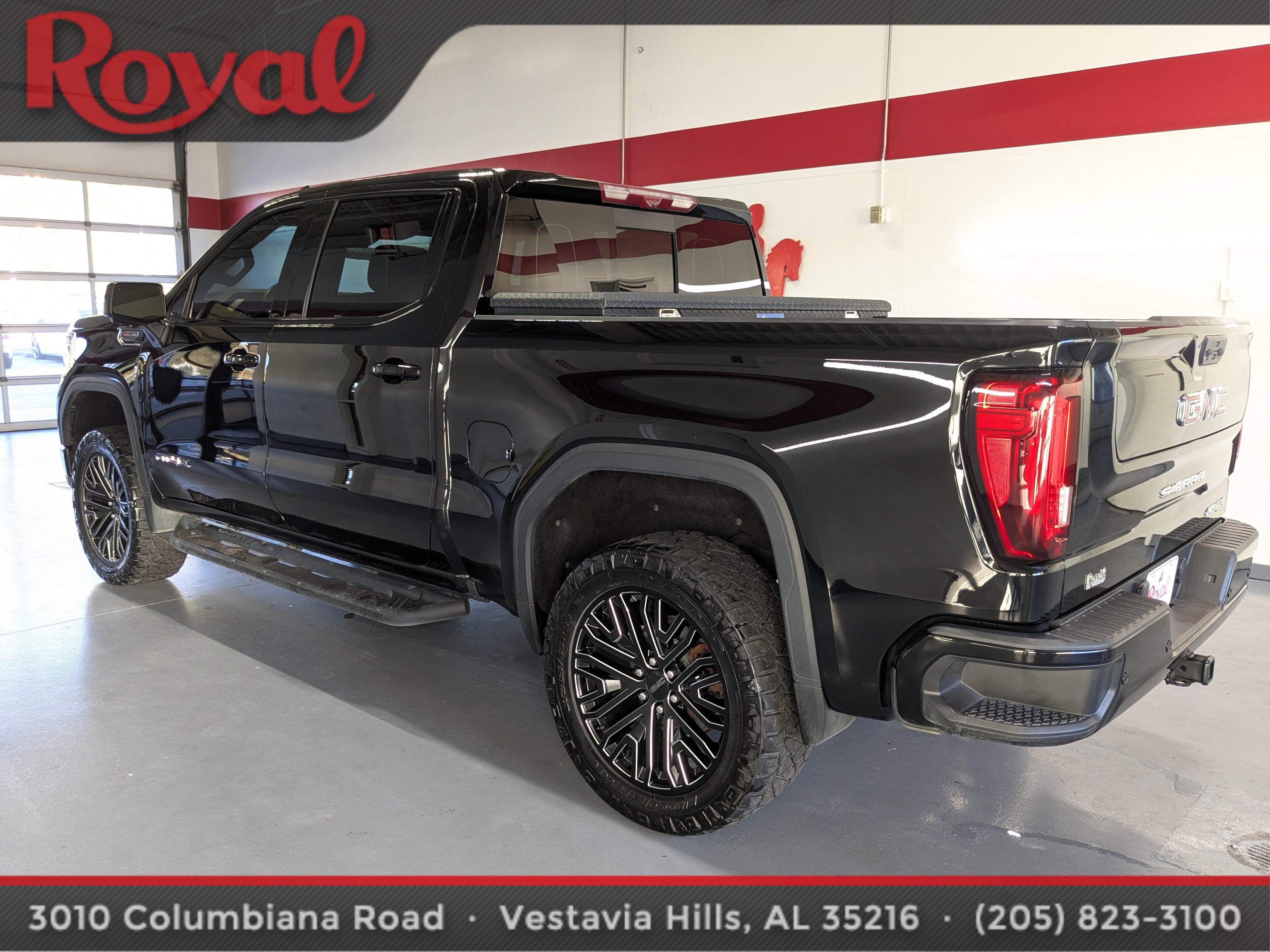 Used 2023 GMC Sierra 1500 AT4X image 2