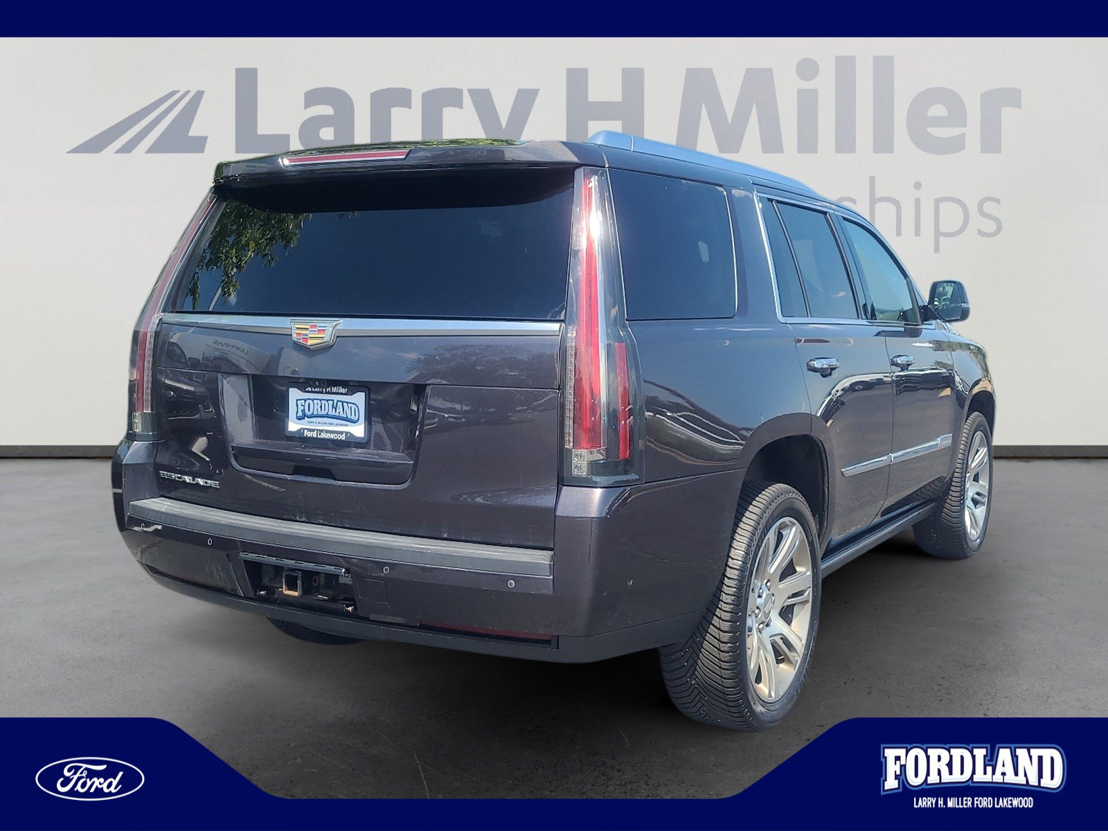 Used 2017 Cadillac Escalade Premium Luxury AWD/4WD image 5