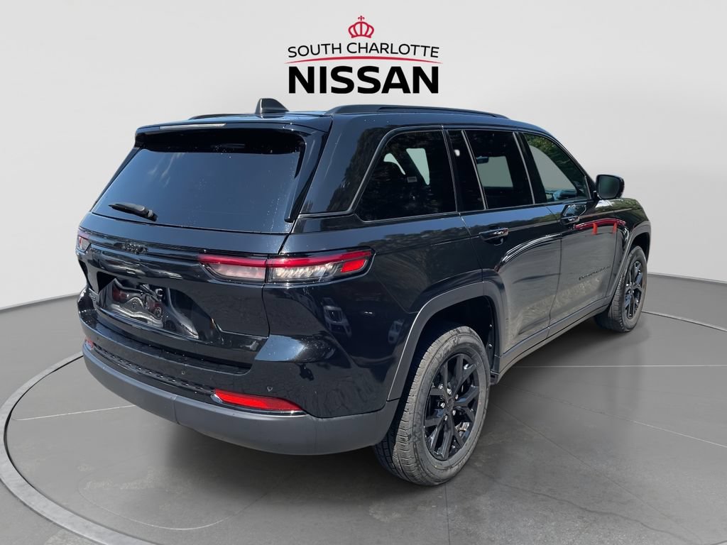 Used 2025 Jeep Grand Cherokee Altitude AWD/4WD image 6