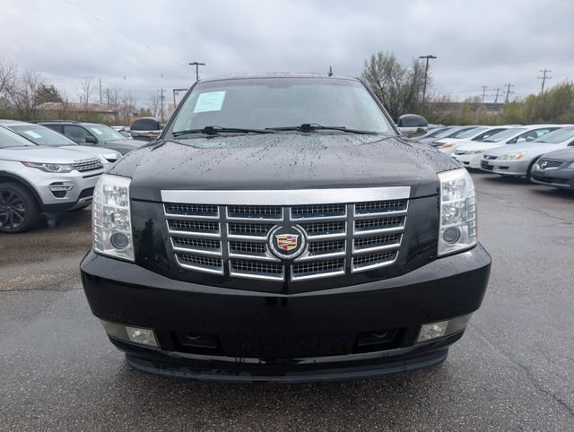 Used 2013 Cadillac Escalade Luxury image 2