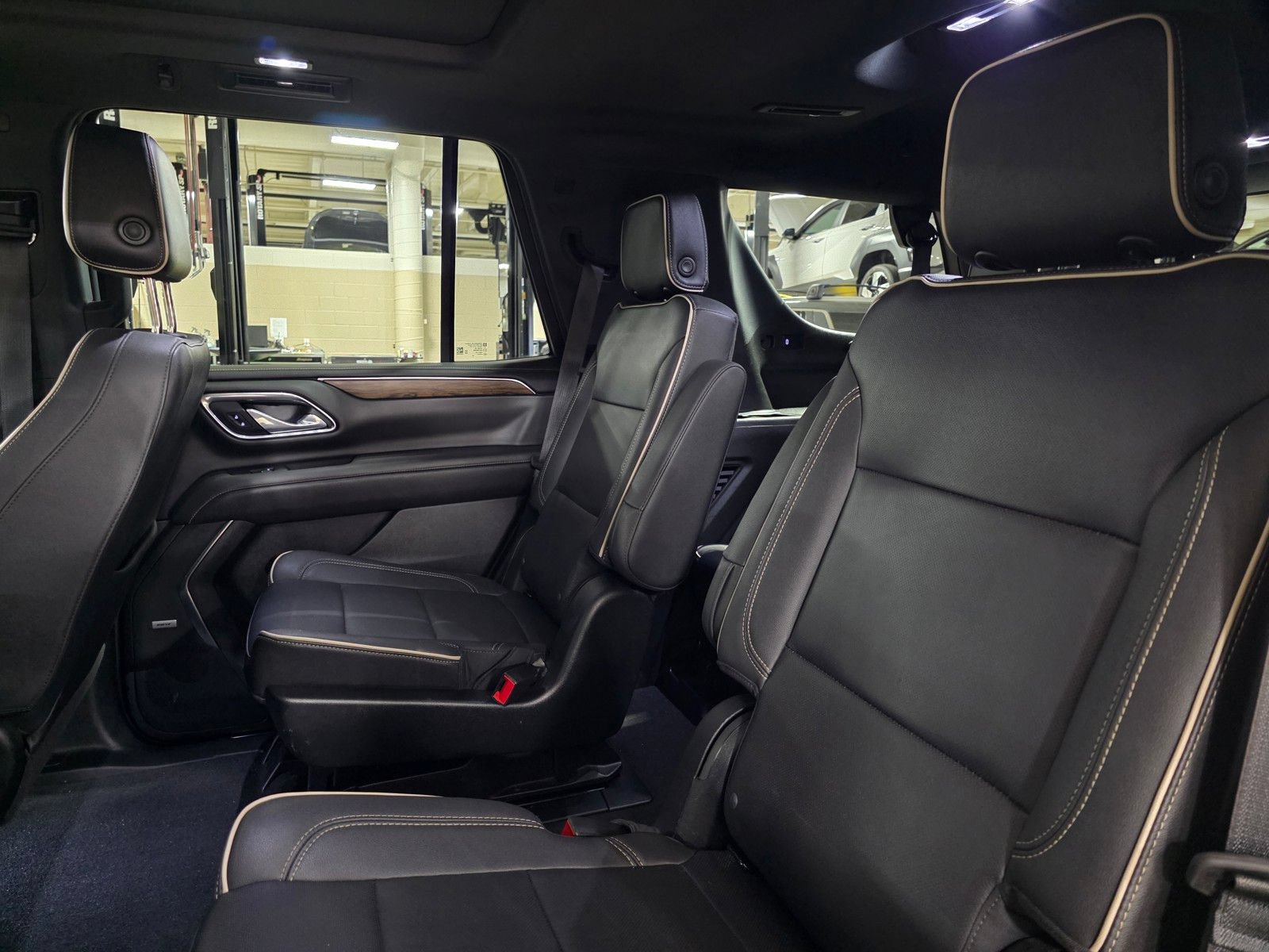 Used 2023 Chevrolet Tahoe Premier AWD/4WD image 16