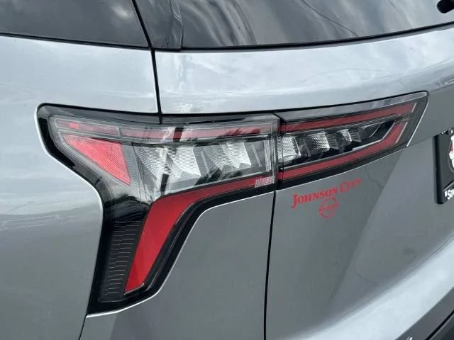 Used 2025 Chevrolet Equinox LT FWD image 11