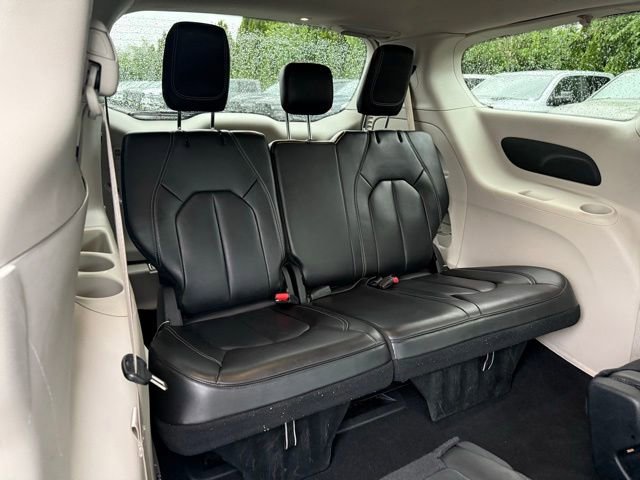 Used 2023 Chrysler Pacifica Touring-L FWD image 12