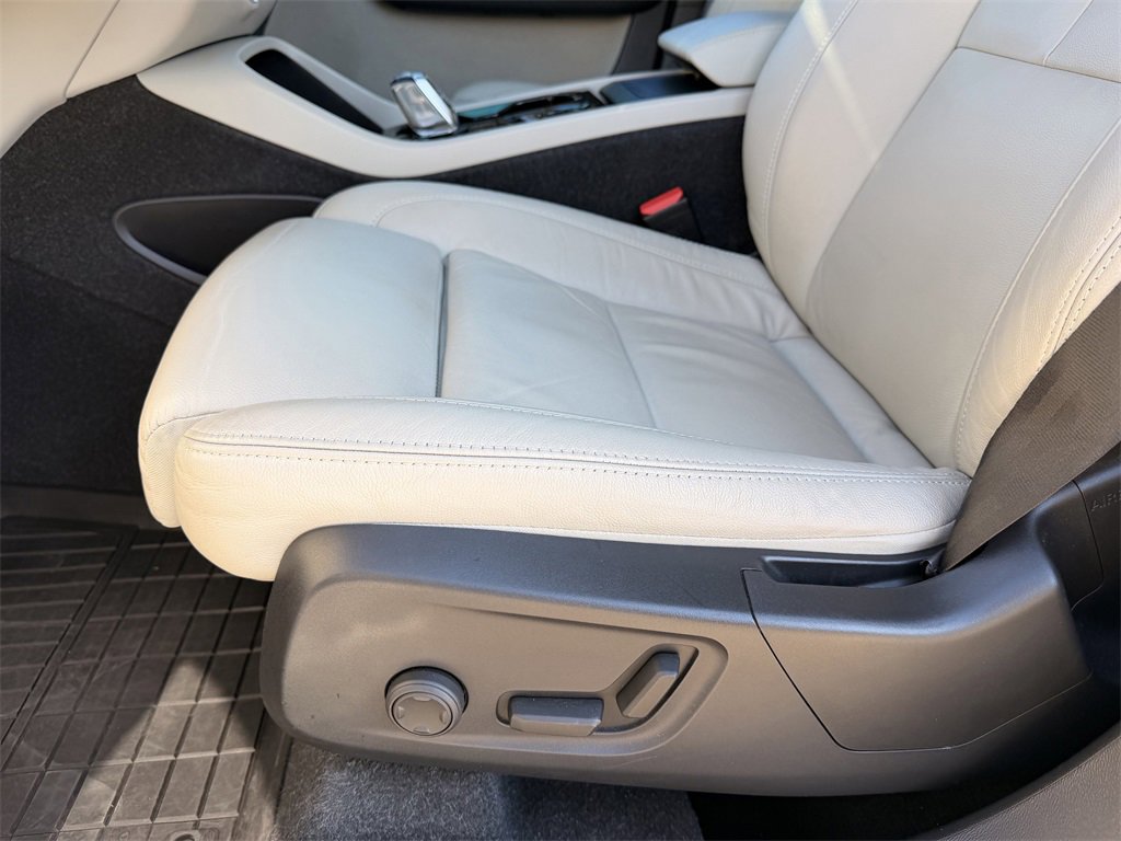 Used 2023 Volvo XC40 B5 Ultimate w/ Protection Package Premier image 13