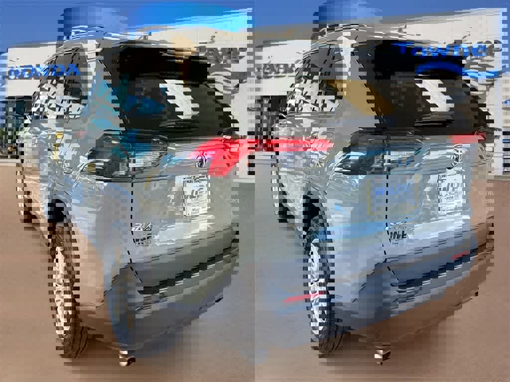 Used 2021 Toyota RAV4 XLE w/ Convenience Package image 6