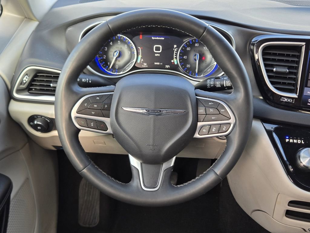 Used 2023 Chrysler Pacifica Touring-L FWD image 23