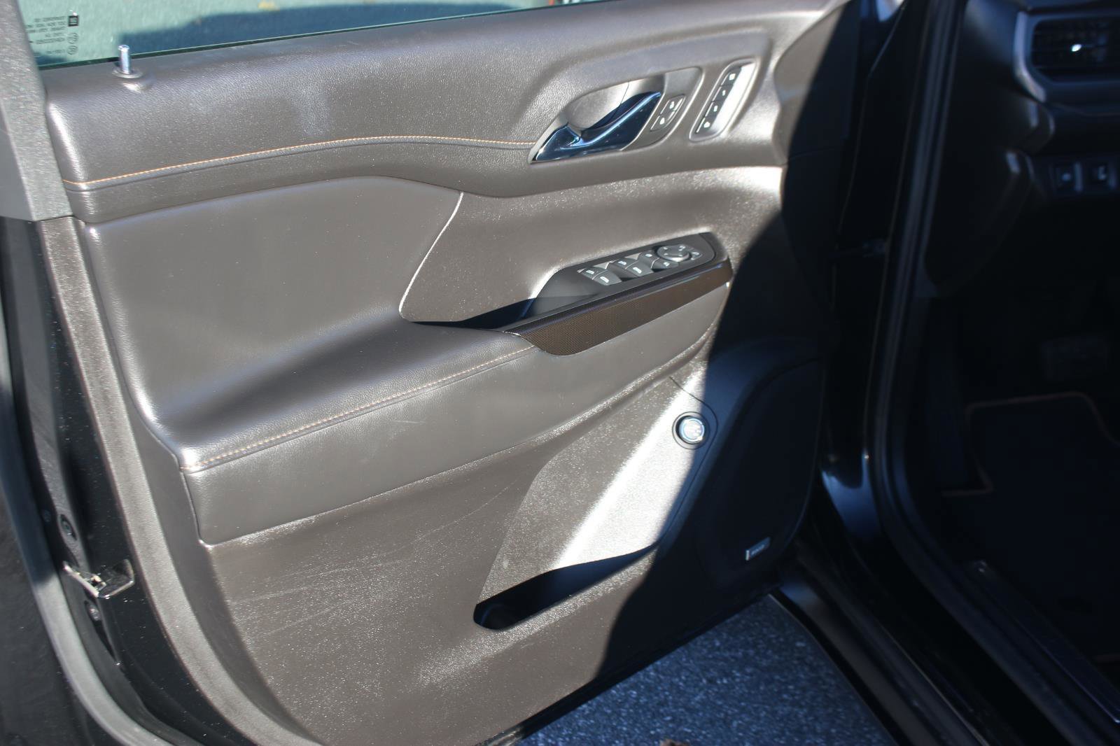 Used 2022 GMC Acadia AT4 w/ Technology Package image 13