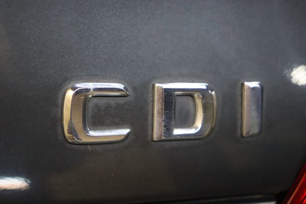 Used 2005 Mercedes-Benz E 320 CDI Sedan image 19