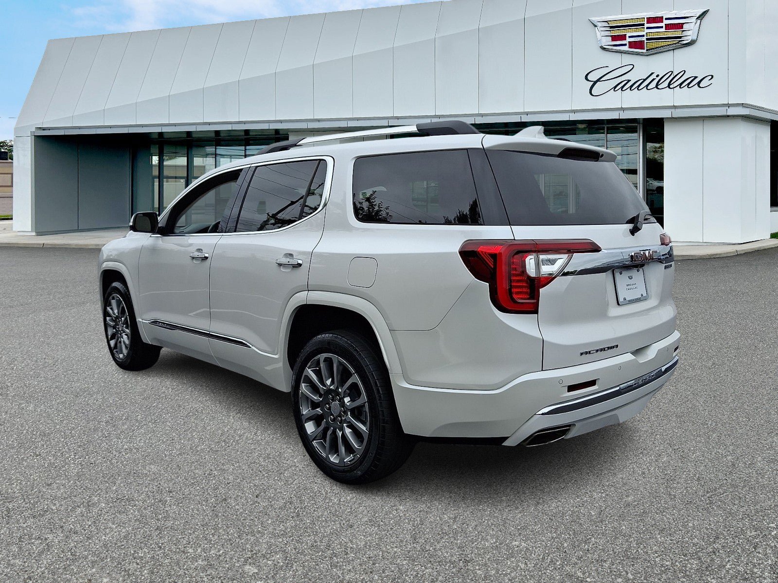 Used 2022 GMC Acadia Denali w/ Denali Ultimate Package FWD image 4