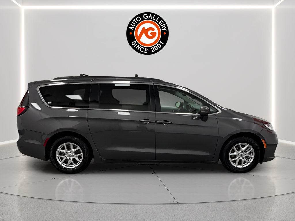 Used 2022 Chrysler Pacifica Touring-L FWD image 8