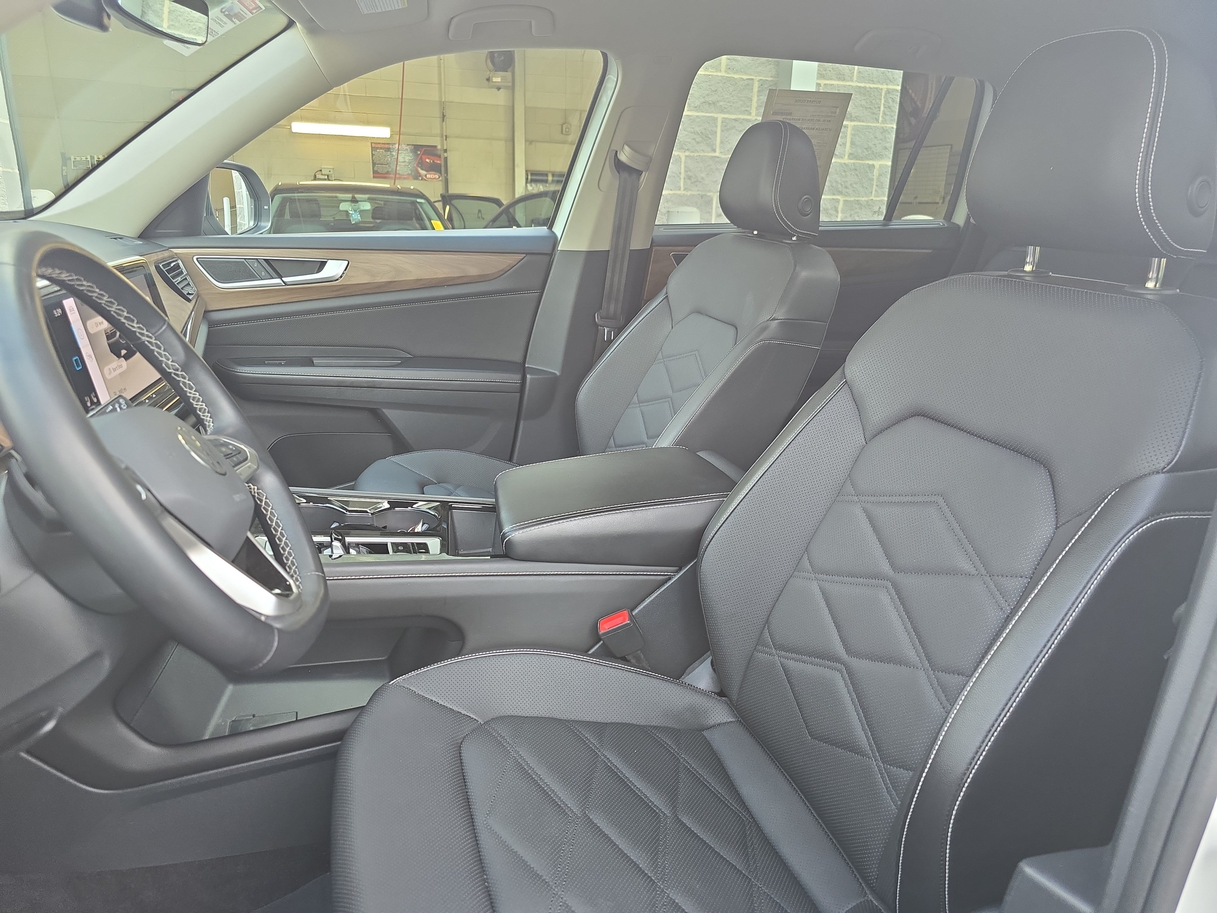 Used 2025 Volkswagen Atlas SE FWD image 14