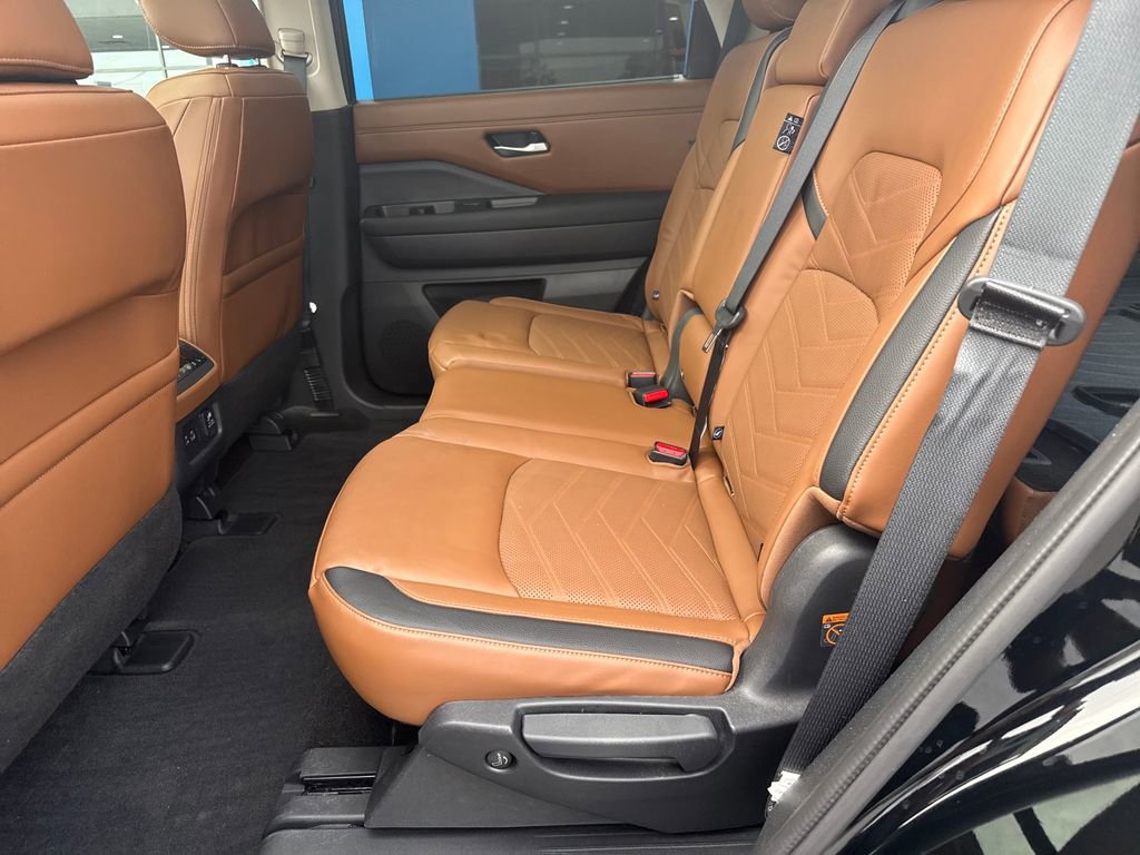Used 2024 Nissan Pathfinder Platinum w/ Cargo Package image 29