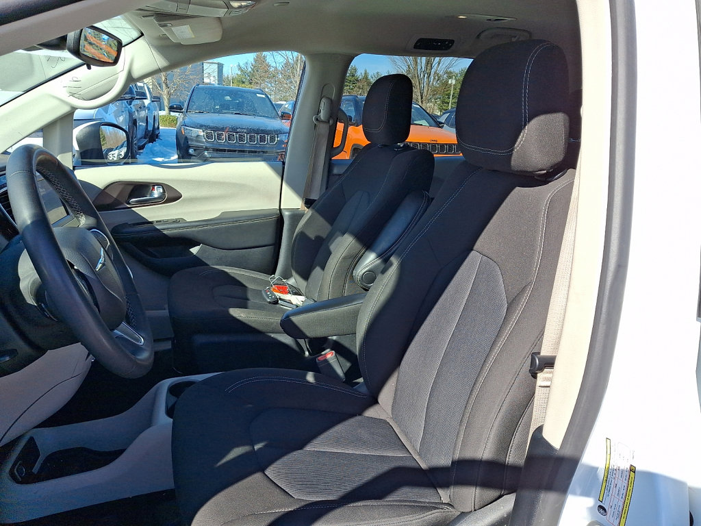 Used 2023 Chrysler Voyager LX image 24