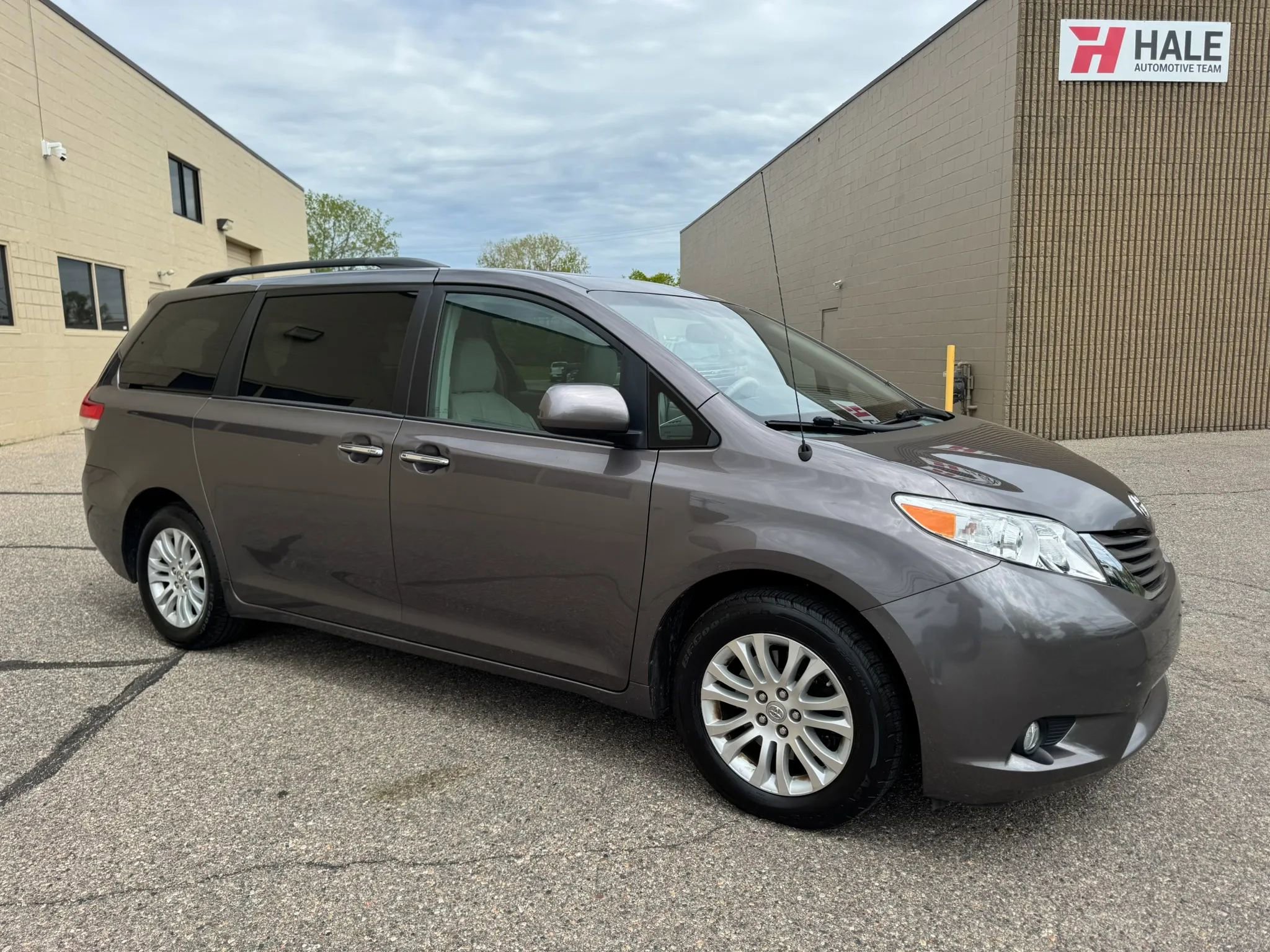 Used 2013 Toyota Sienna XLE FWD image 12