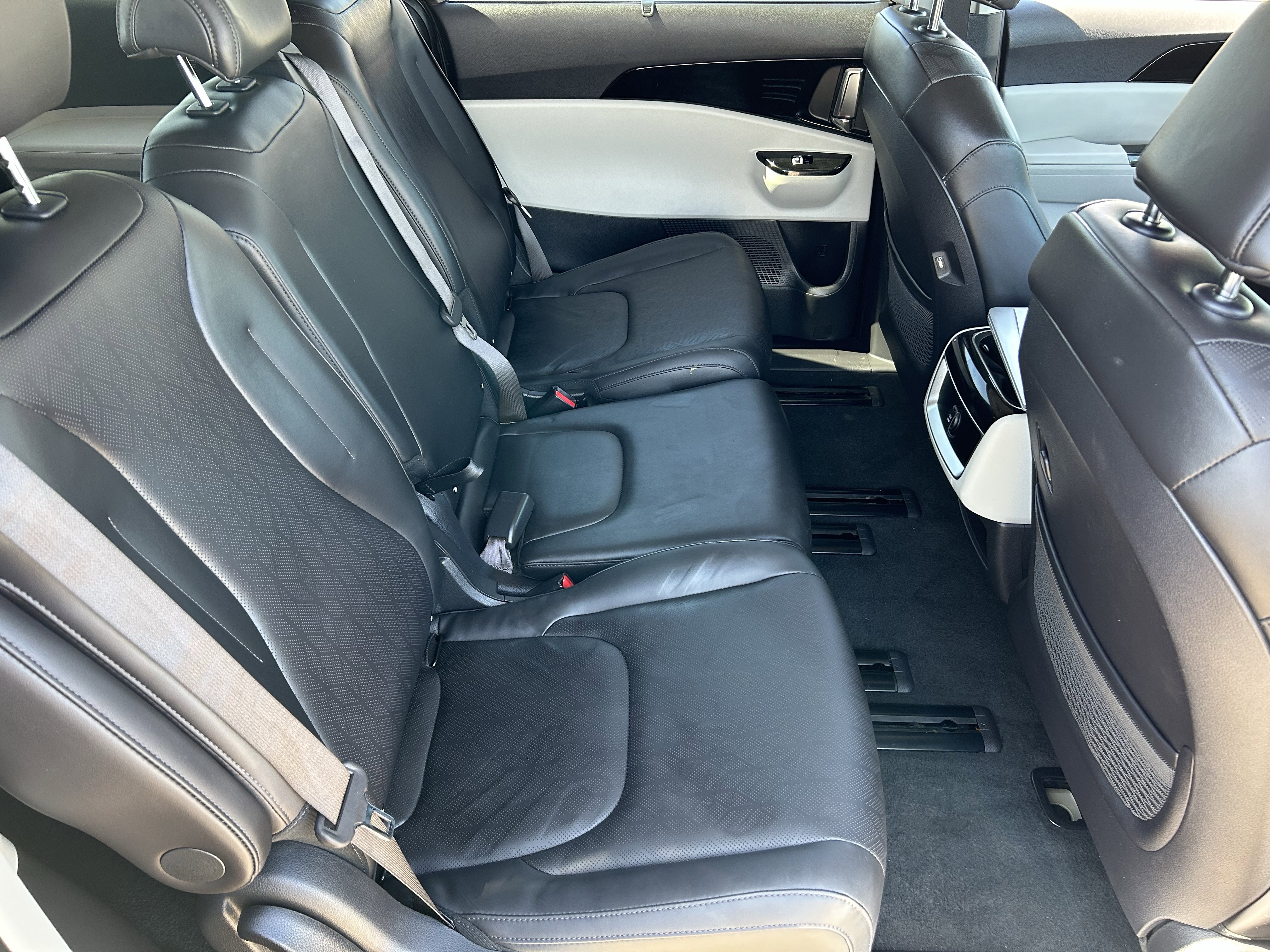 Used 2024 Kia Carnival EX image 12