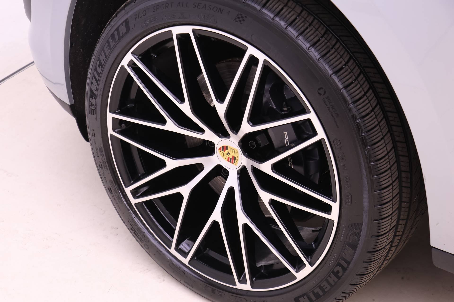 Used 2025 Porsche Macan image 22