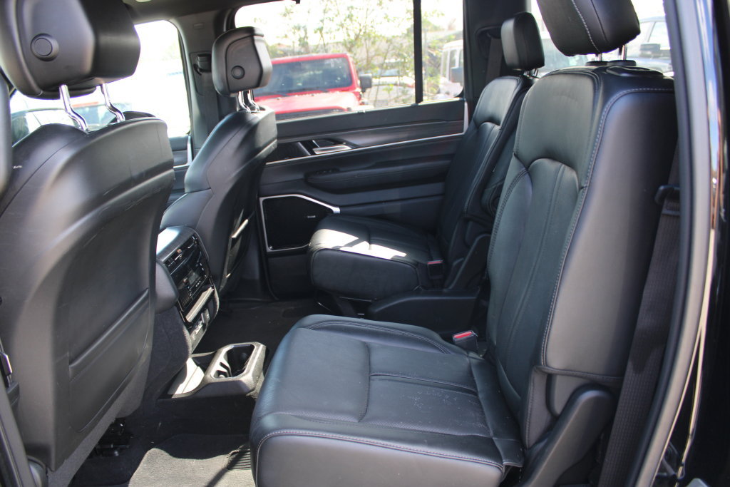 Used 2023 Jeep Wagoneer Series III w/ Premium Group I AWD/4WD image 18