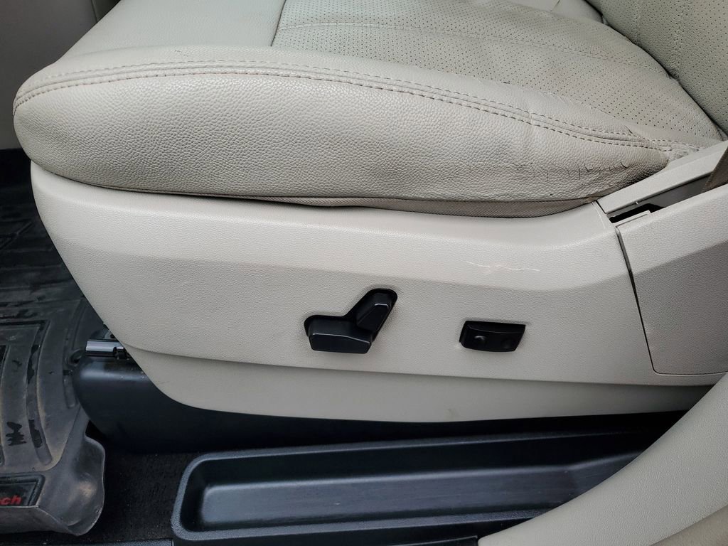 Used 2016 Chrysler Town & Country Touring-L image 7