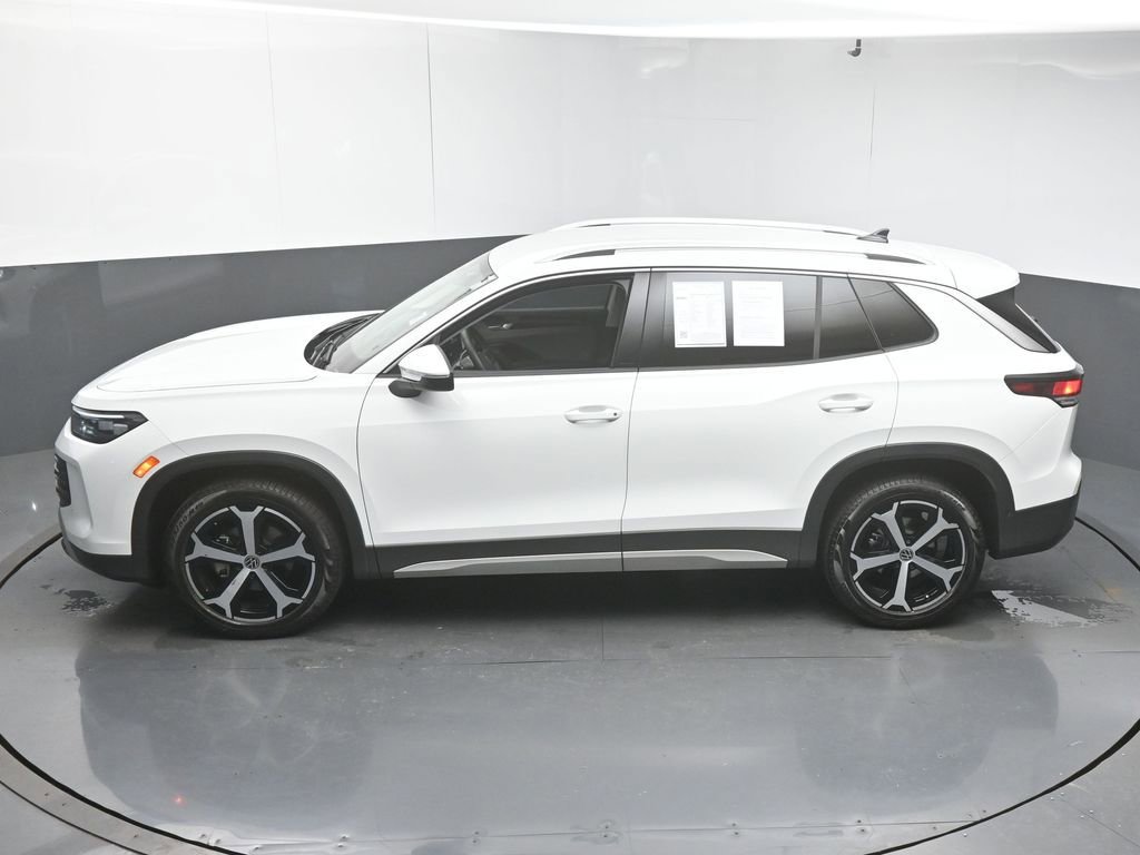 Used 2025 Volkswagen Tiguan SE image 46