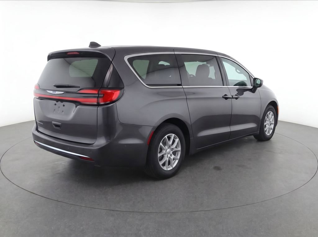 Used 2023 Chrysler Pacifica Touring-L FWD image 4
