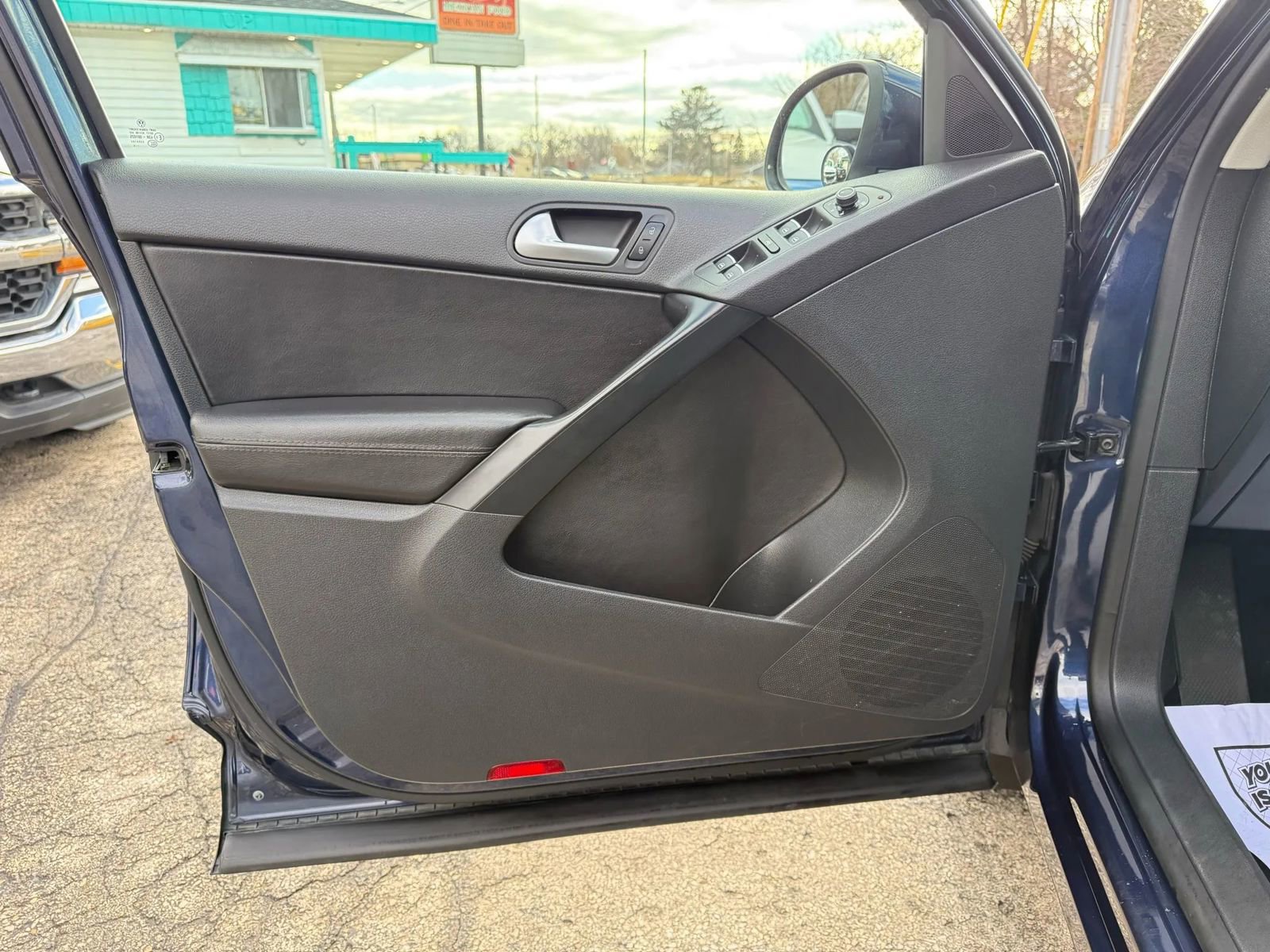 Used 2016 Volkswagen Tiguan SE image 9