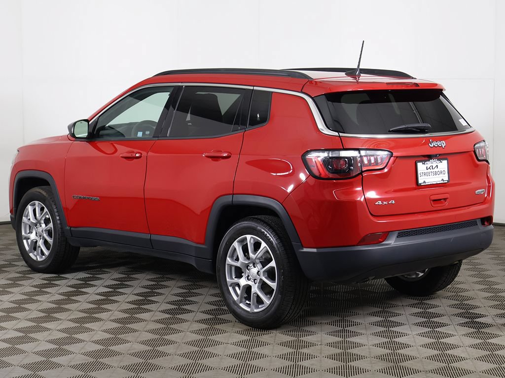 Used 2024 Jeep Compass Latitude w/ Sun and Sound Group AWD/4WD image 9