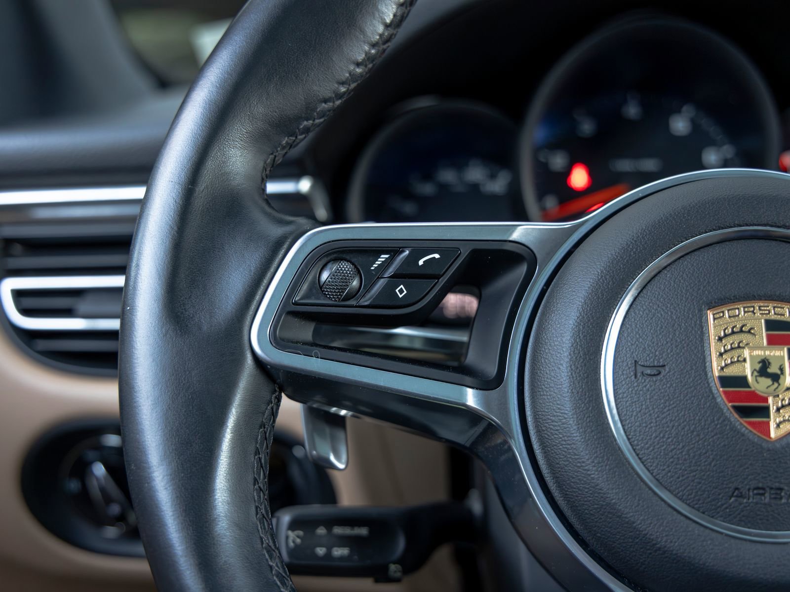 Certified 2020 Porsche Macan AWD/4WD image 30