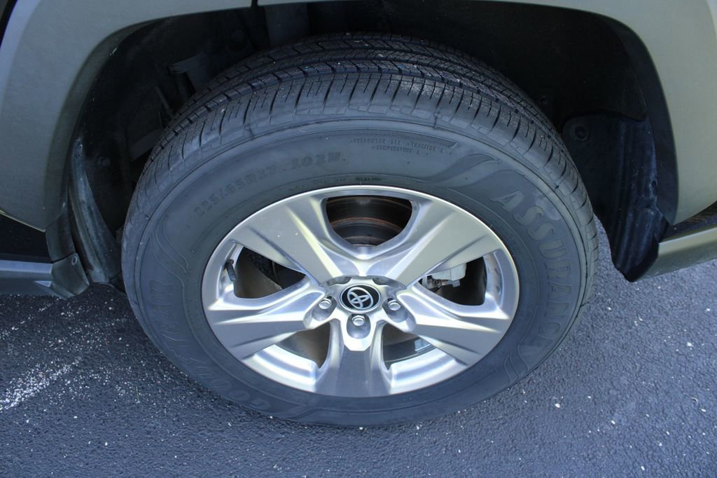 Used 2023 Toyota RAV4 XLE AWD/4WD image 5