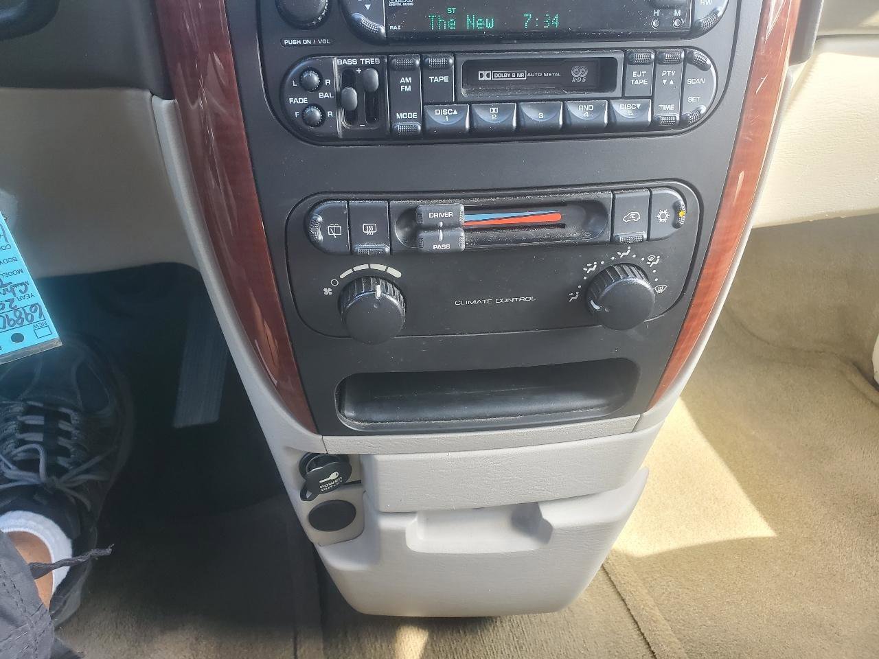 Used 2006 Chrysler Town & Country Limited w/ Popular Equipment Group I FWD image 22