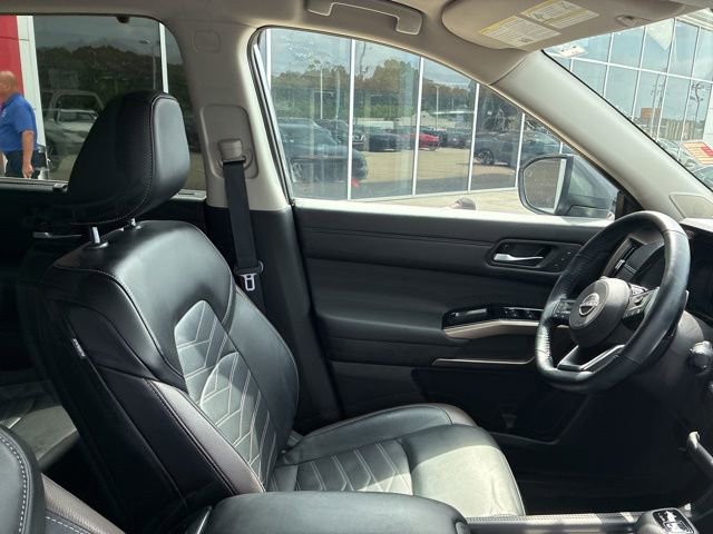Used 2024 Nissan Pathfinder Platinum FWD image 10