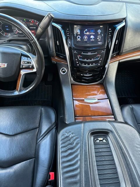Used 2018 Cadillac Escalade Luxury AWD/4WD image 29