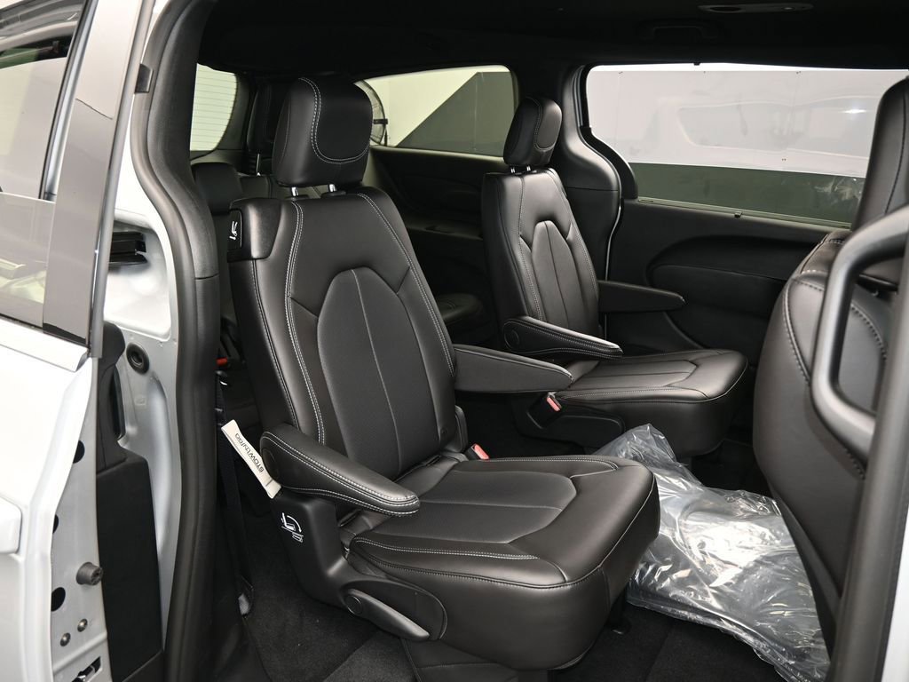 New 2026 Chrysler Voyager LX image 38