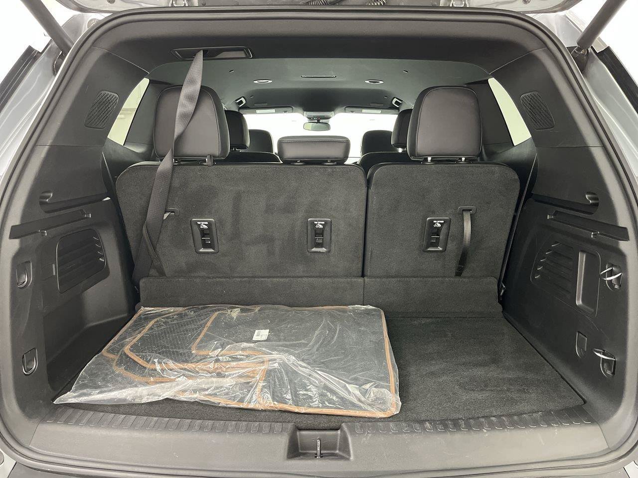 Certified 2025 GMC Acadia AT4 w/ LPO, Floor Liner Package AWD/4WD image 31