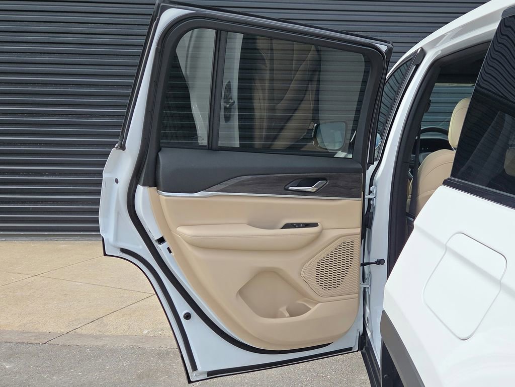 Used 2025 Jeep Grand Cherokee Limited AWD/4WD image 17