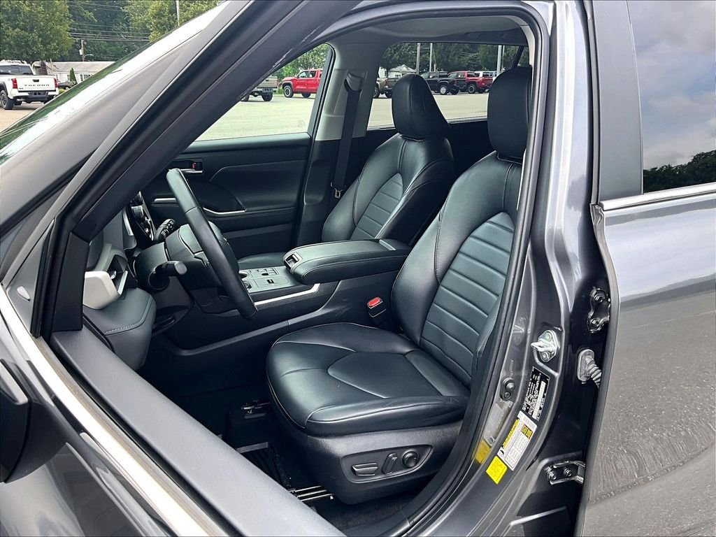 Used 2023 Toyota Highlander XLE AWD/4WD image 10