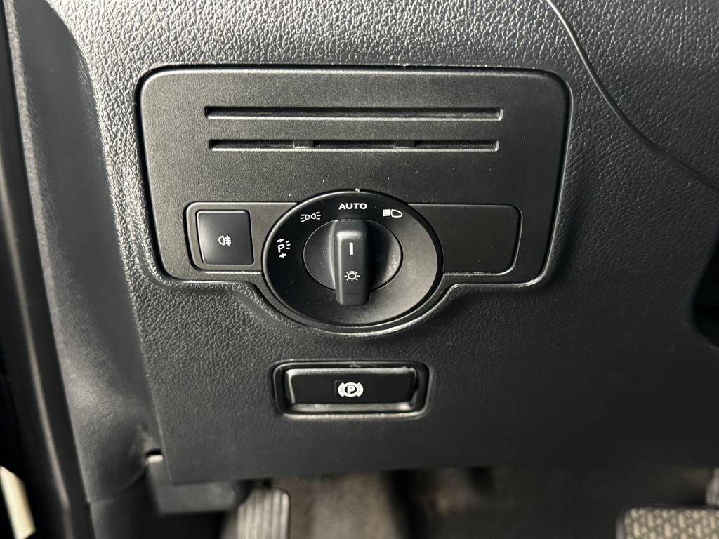 Used 2018 Mercedes-Benz Metris Passenger image 26