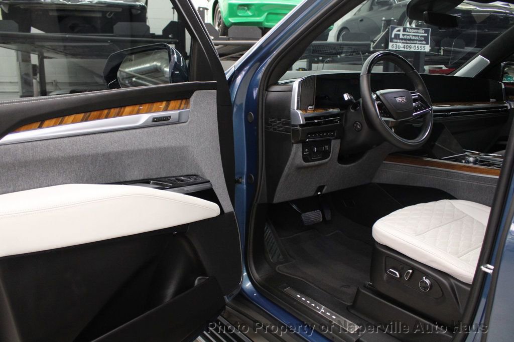 Used 2025 Cadillac Escalade ESV Sport Platinum w/ LPO, ONYX Package image 10