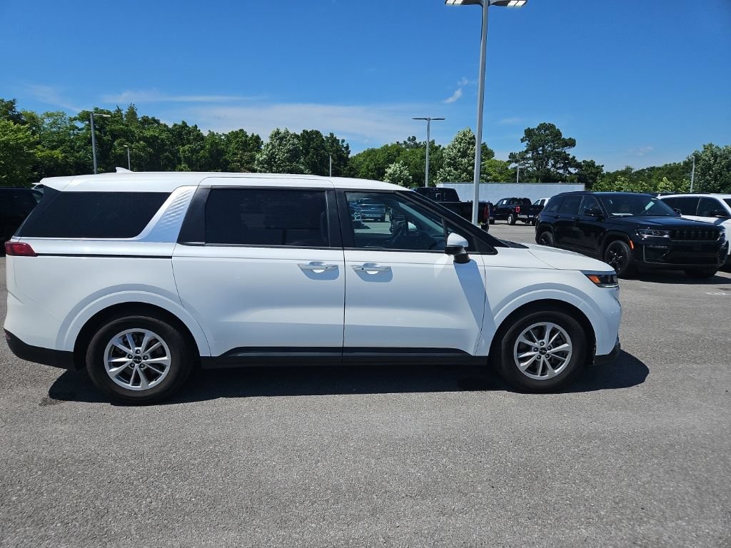 Used 2024 Kia Carnival LX FWD image 8